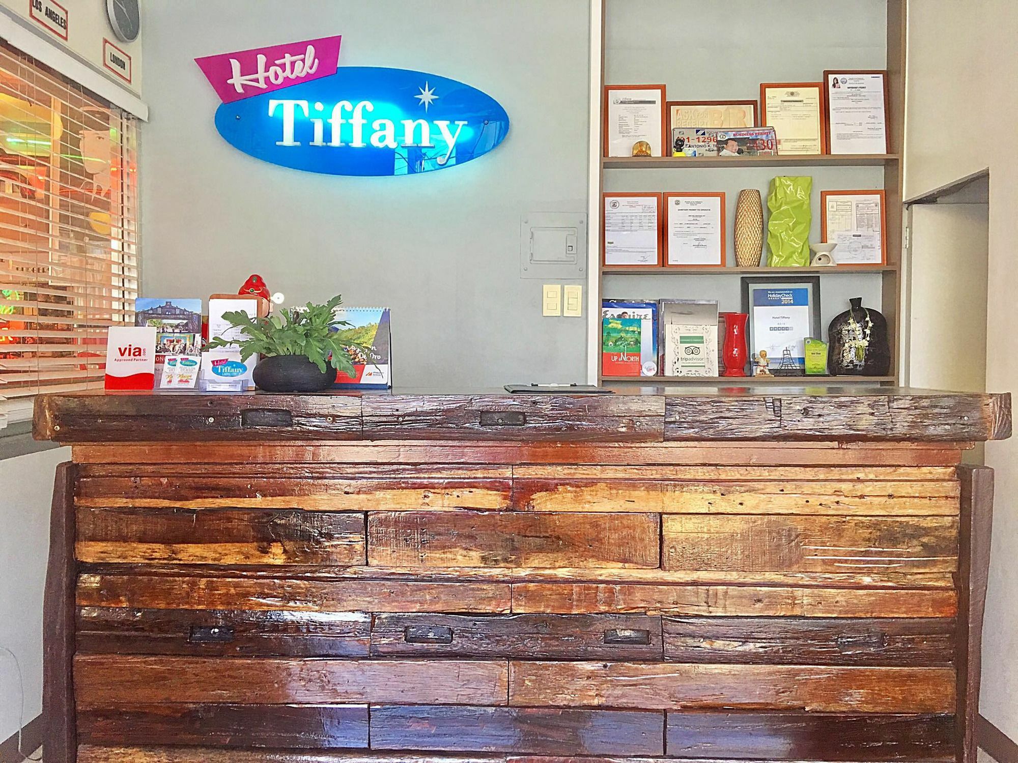 Hotel Tiffany ลาวัก ภายนอก รูปภาพ